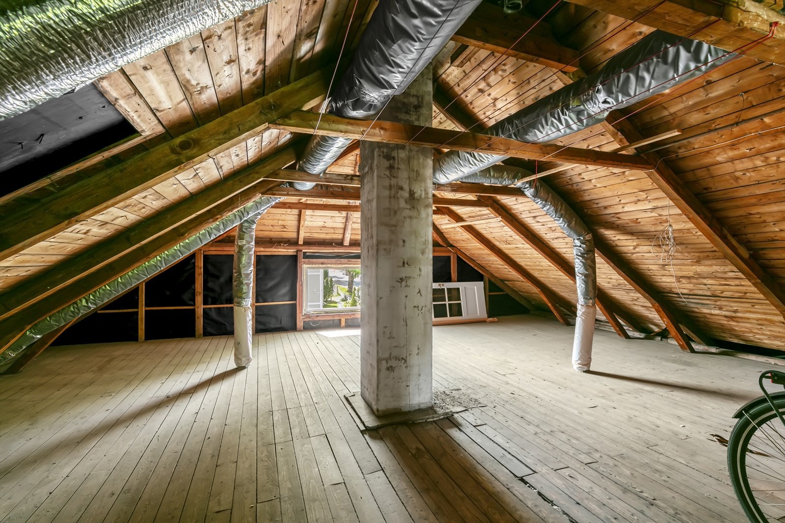 Leiligheten har ekstra lagringsmuligheter på loftet. Dette er et stort pluss for å holde eiendommen ryddig og organisert. Galleribilde