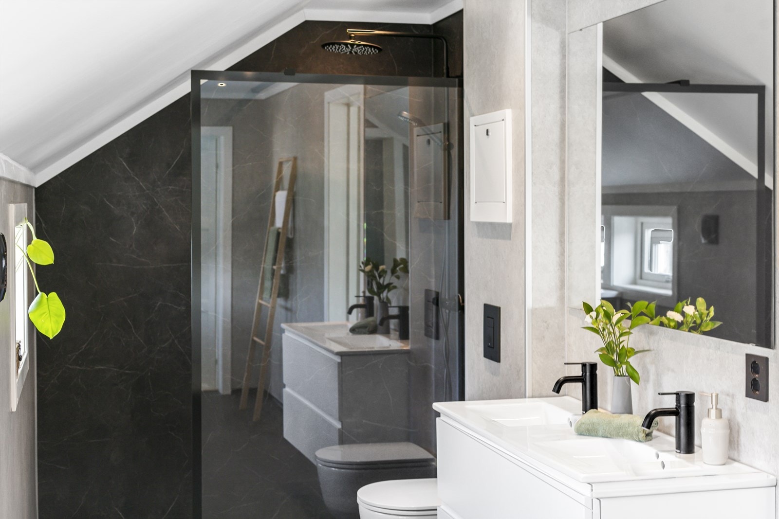 Innredningen på badet består av en stilfull dobbel servant med to underskuffer, som gir rikelig med lagringsplass til toalettsaker og andre nødvendigheter. Galleribilde