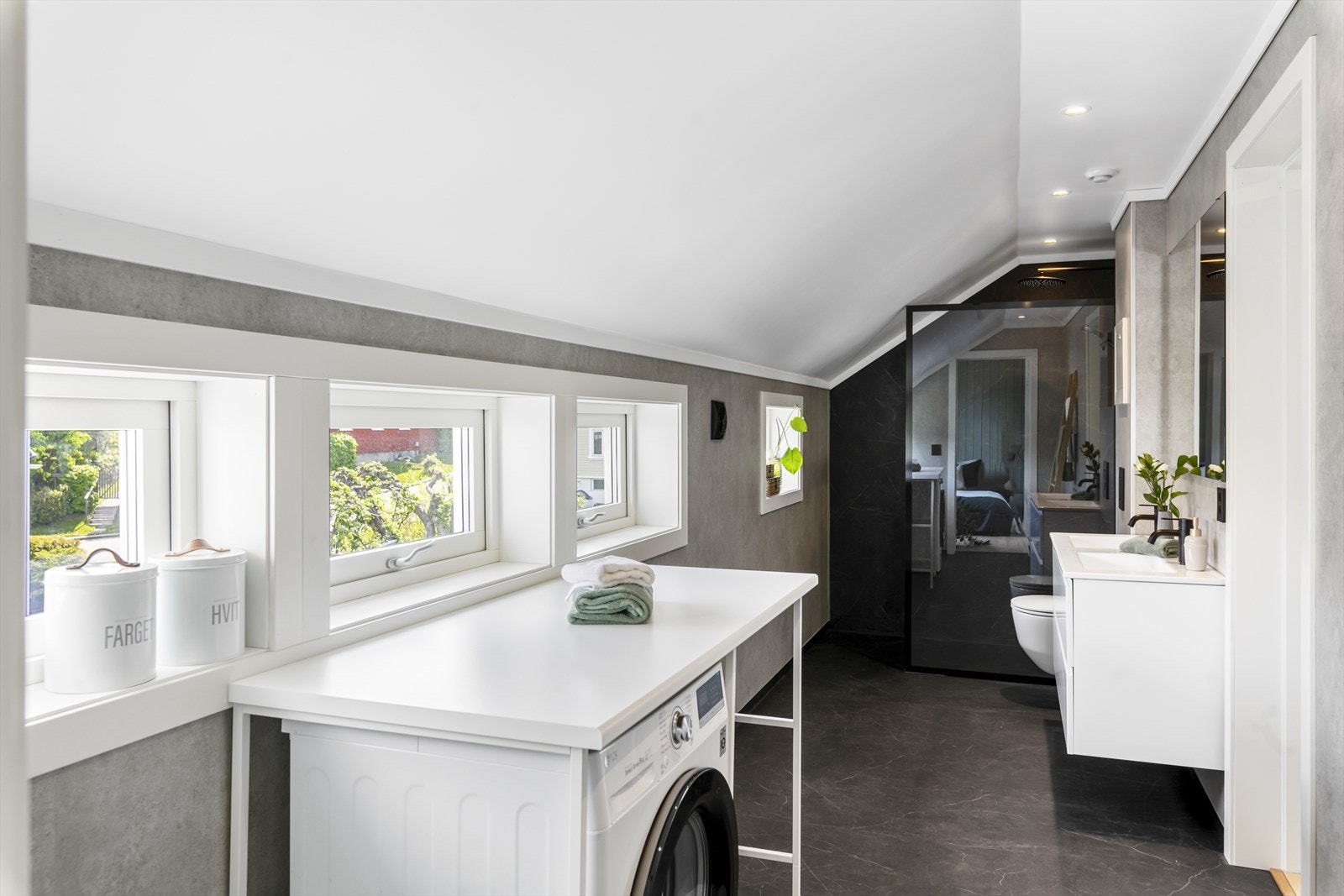 Badet er nylig oppgradert og imponerer med sitt elegante design. De lekre mørke overflatene gir rommet en sofistikert atmosfære. Galleribilde