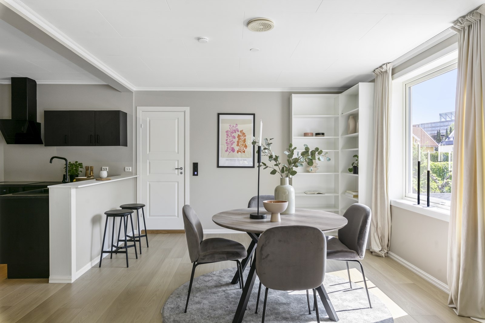 Det imponerende kjøkkenet har en elegant og moderne innredning i en dempet sort farge, installert i 2021. De slette frontene gir et rent og stilrent uttrykk. Med rikelig med benke- og skapplass er dette kjøkkenet både praktisk og en glede å lage mat på. Galleribilde