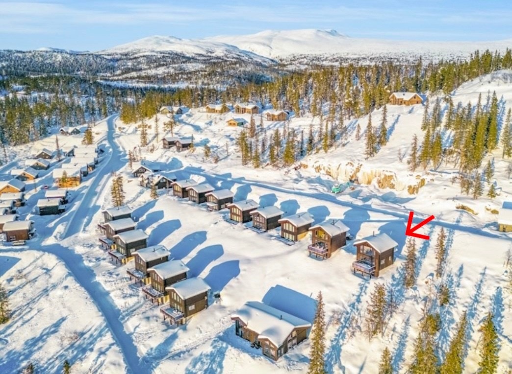 Hytten har en nydelig beliggenhet i et nyere tomtefelt på Norefjell. Det tar kun 5 minutter med bil til alpinanlegget. Langrennsløype rett ved hytta. Galleribilde
