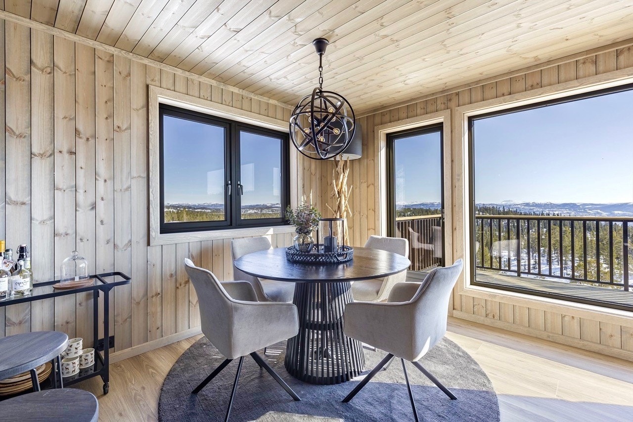 God plass rundt spisebordet. Galleribilde