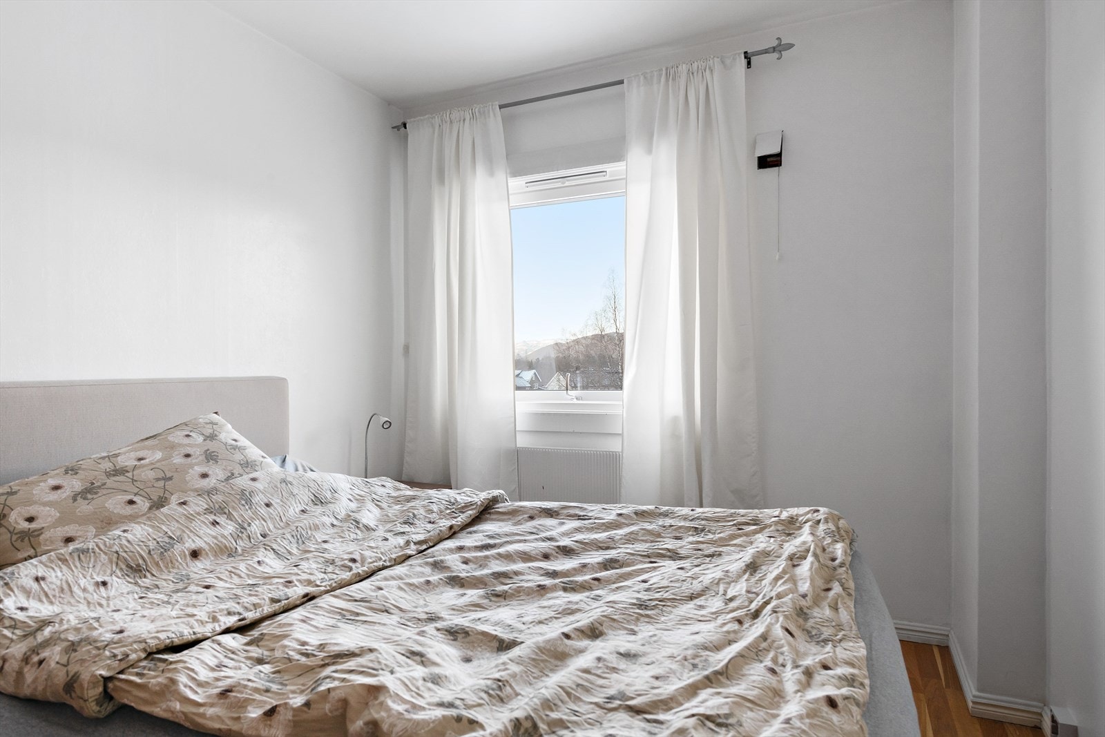 Boligen består av 2 soverom, og begge soverommene har plass til seng og nattbord, og det ene rommet er i tillegg utstyrt med garderobeløsning. Galleribilde