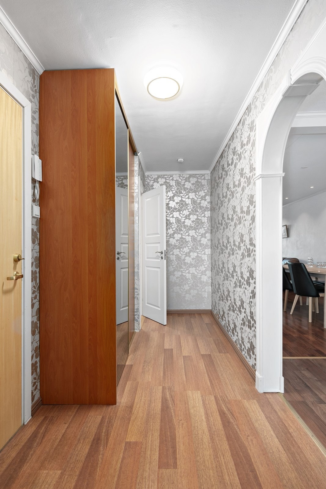 Romslig gang utstyrt med stor skyvedørsgarderobe med gode muligheter for oppbevaring. Galleribilde