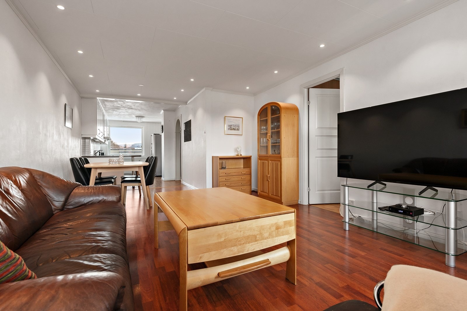 Stuen er romslig med plass til både sofa- og spisegruppe hvor du kan invitere over venner og familie til sosialt lag. Galleribilde