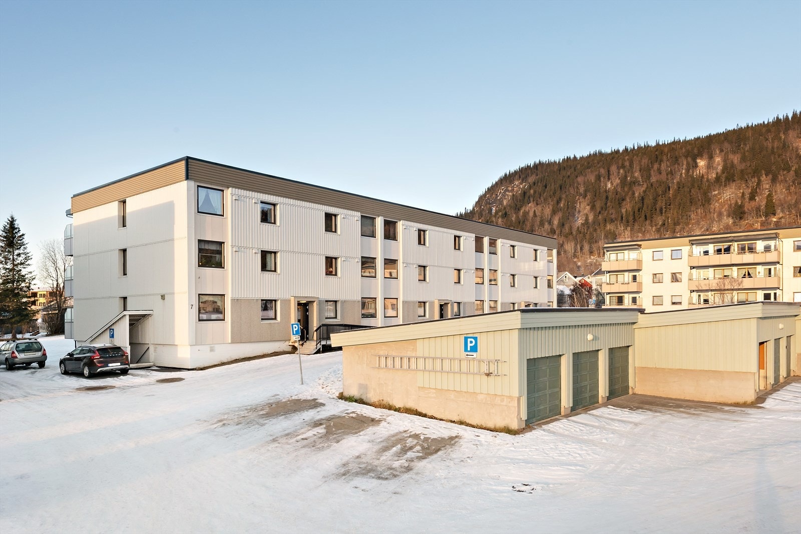 Av attraktive fasiliteter borettslaget har å tilby nevnes blant annet sentralfyrt oppvarming og varmtvann, felles innkjøp av strøm, vaktmestertjenester og fiberkabel som er inkludert i månedlige felleskostnader. Galleribilde