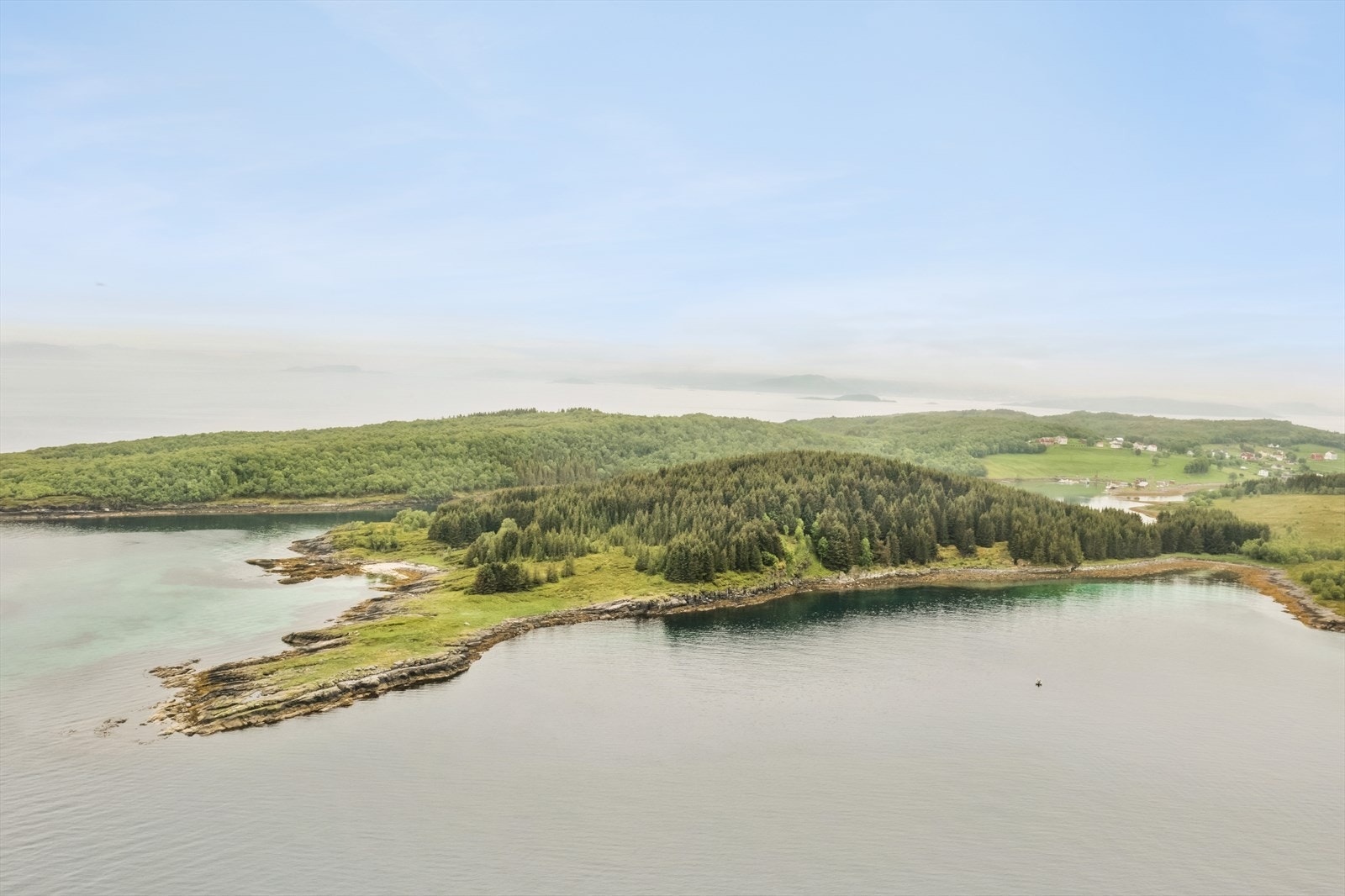 Vardøya ligger flott til som en del av Kjøttakalven, og kan nås med båt, eller via hurtigbåtanløp fra Harstad Galleribilde