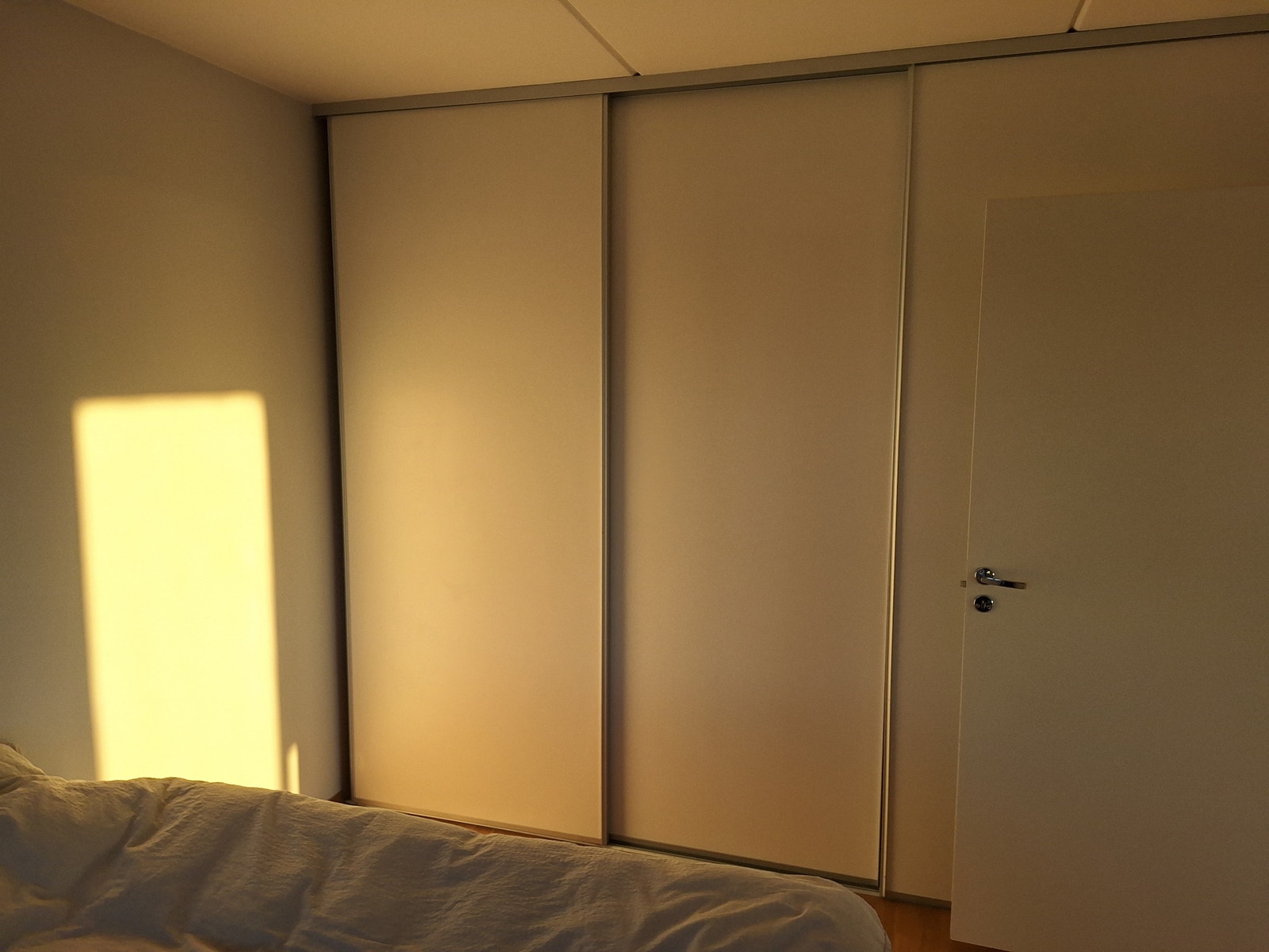 Skap på soverom, med div. innredning Galleribilde