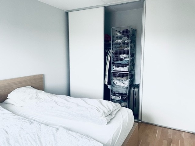 Skap på soverom, med div. innredning Galleribilde
