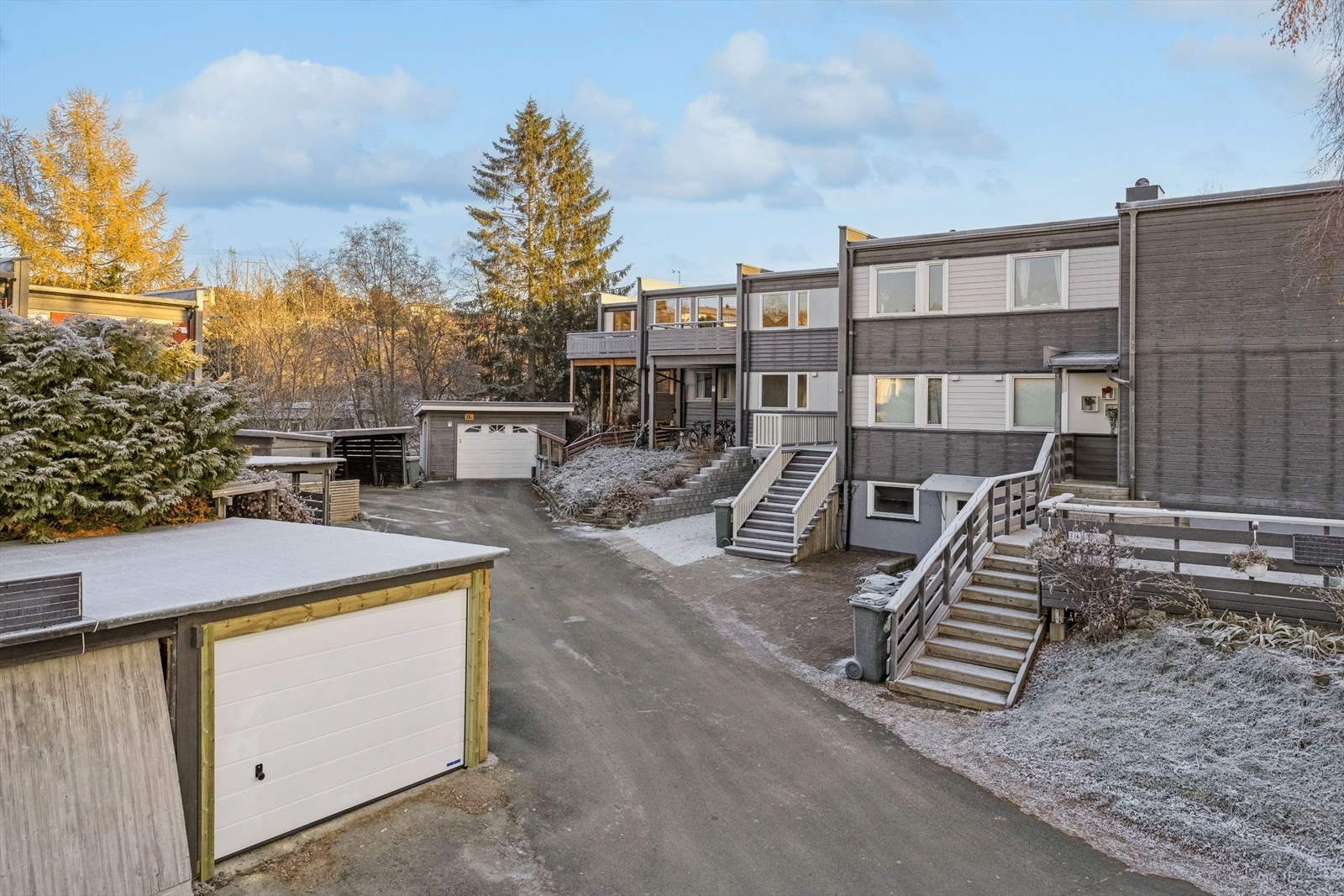 Her er det også store skog- og grøntareal som innbyr til rekreasjon og lek. Velkommen til Planetveien 18 B! Galleribilde