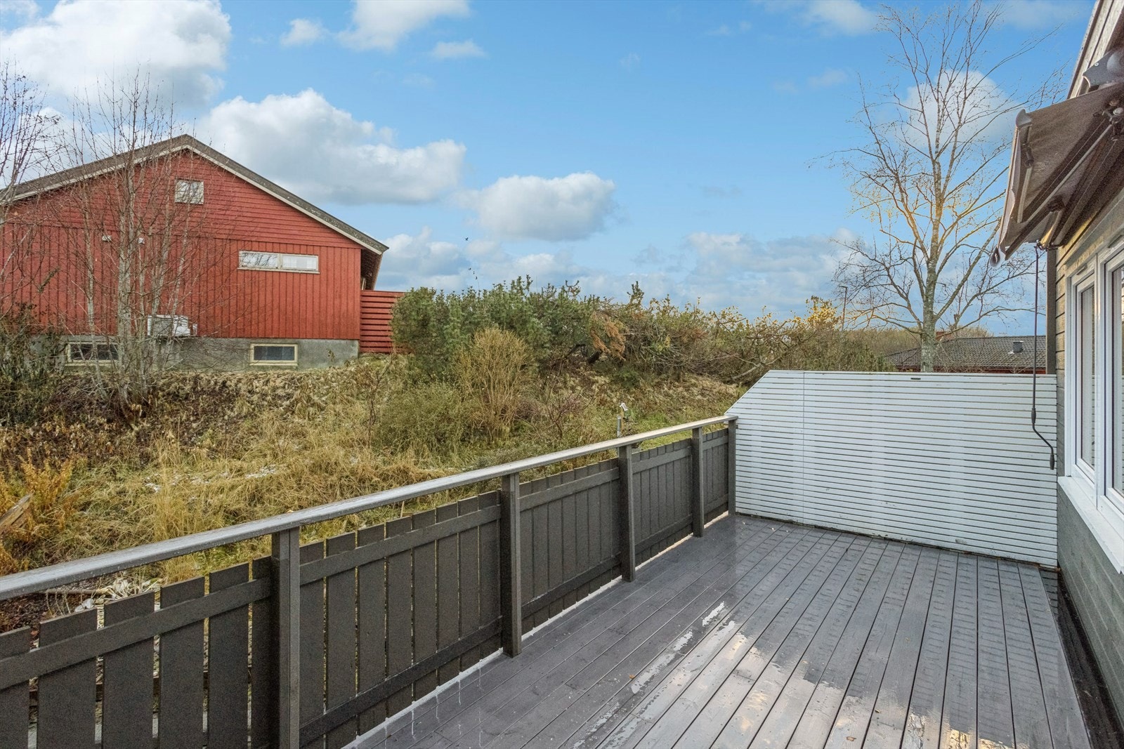 Solrik terrasse på ca. 35 m². Her er det rikelig med plass til utemøbler og annet møblement. Galleribilde