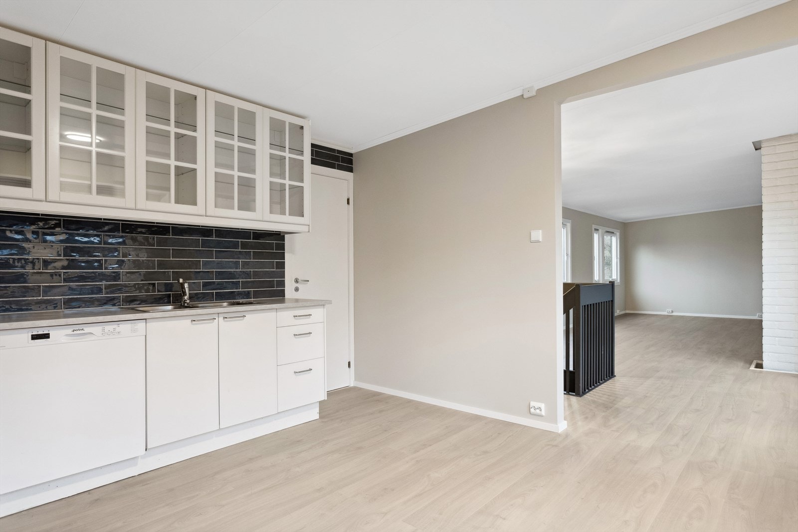 Fra kjøkken på 12,5 m² med inngang til stue på 31,5 m². Galleribilde