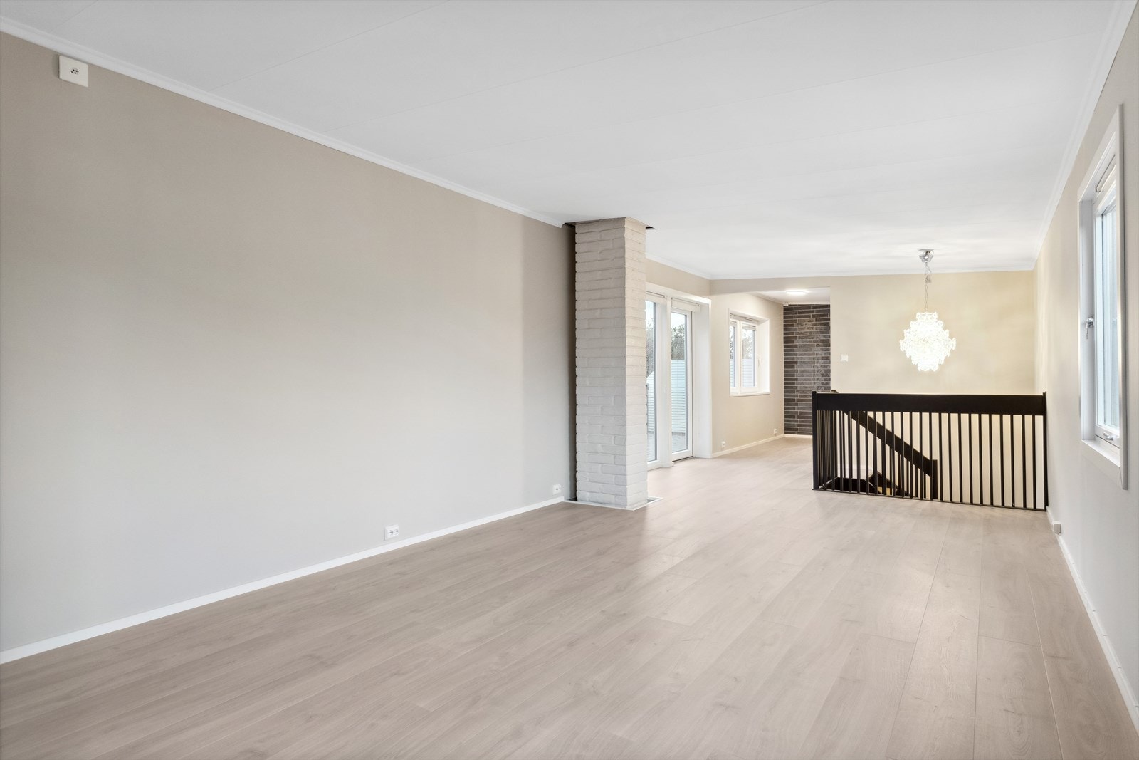 Stuen har plass til både sofagruppe og spisebord. Galleribilde