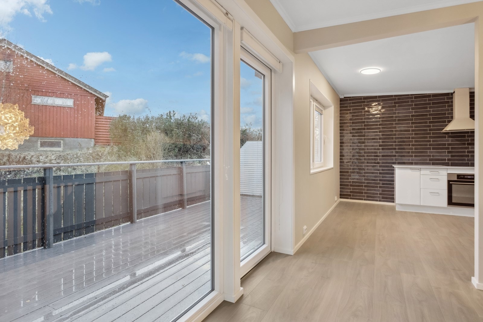 Utgang fra stuen til solrik veranda på 14 m². Galleribilde