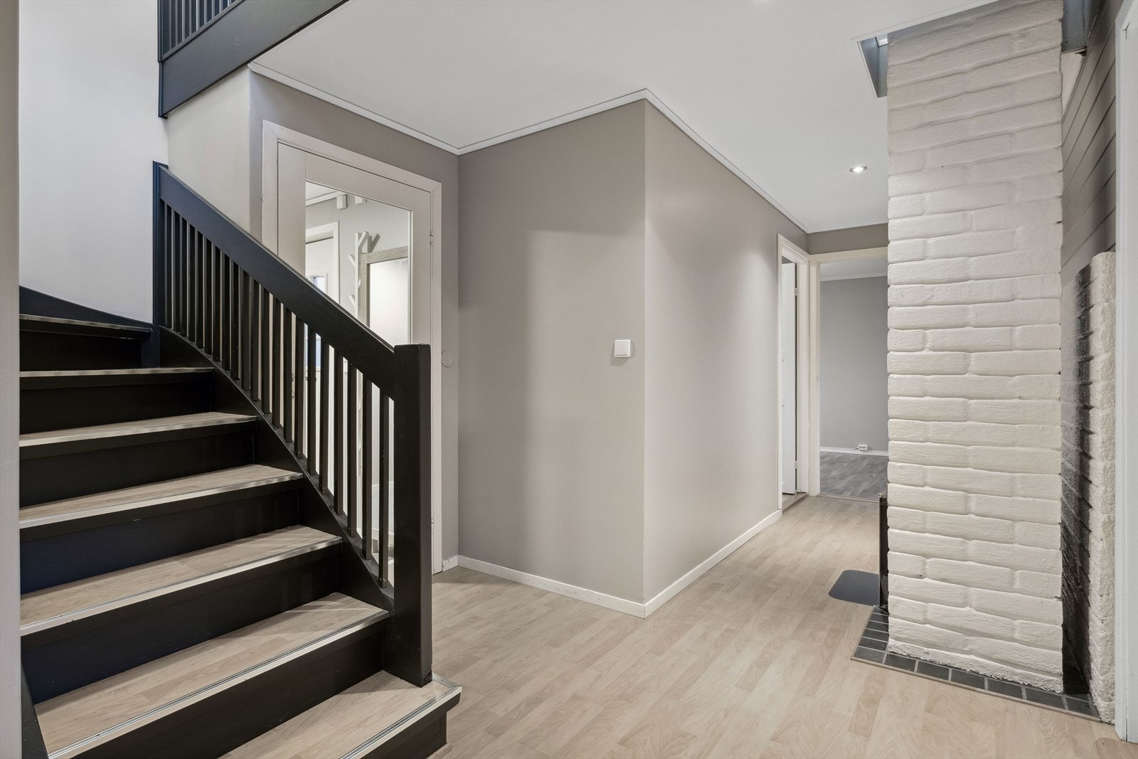 Lys og romslig entrè malt i dus og tidsriktig farge. Laminat på gulv, malt overflate på vegger og malt overflate i himling. Downlights i tak. Galleribilde