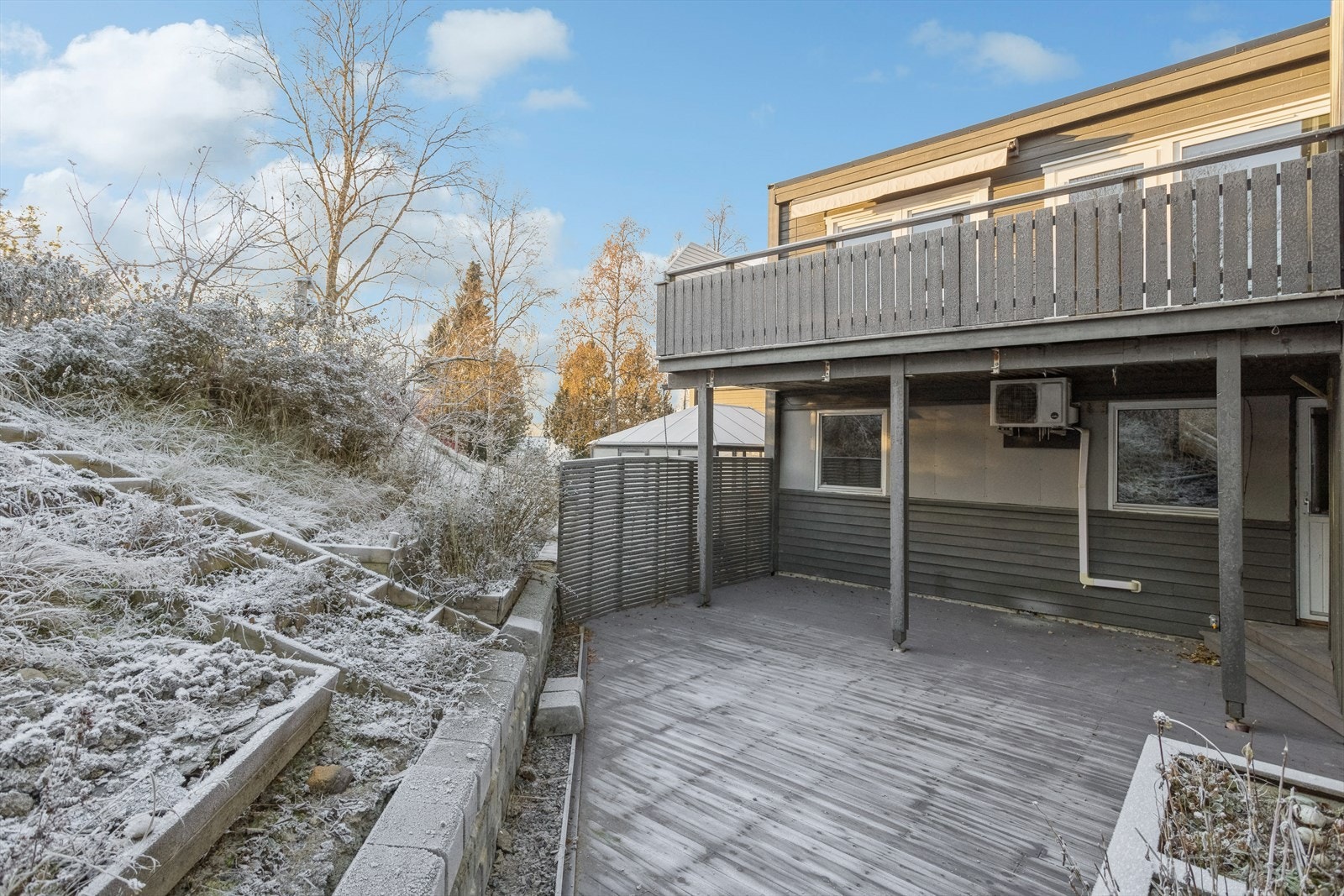 Skjermede terrasser i 1. etasje med utgang fra gang, og i 2. etasje med utgang fra kjøkken/stue. Galleribilde