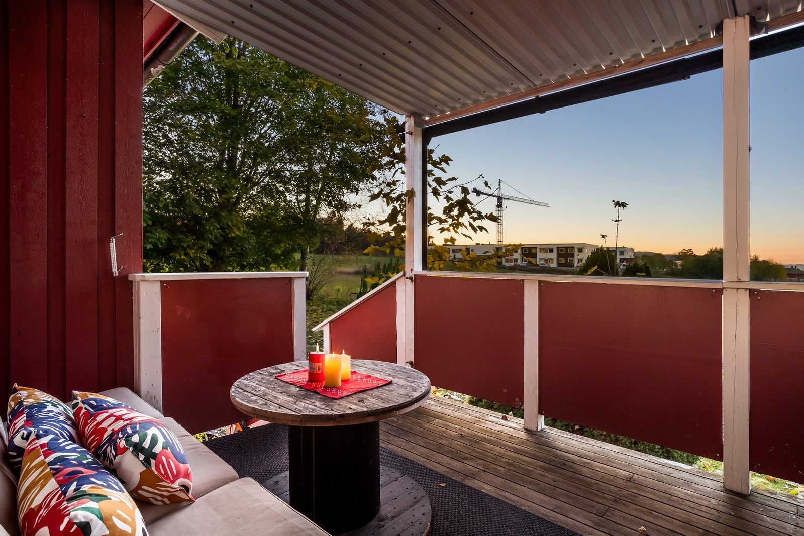 Terrasse med nedgang til den flotte plenen som omgir boligen. Galleribilde