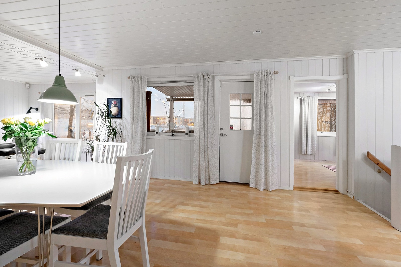 Herfra er det direkte utgang til både terrassen samt hagen som omgir huset. Terrassen er vendt mot nordvest. Gode solforhold på ettermiddagen og utover kvelden på sommerstid. Galleribilde