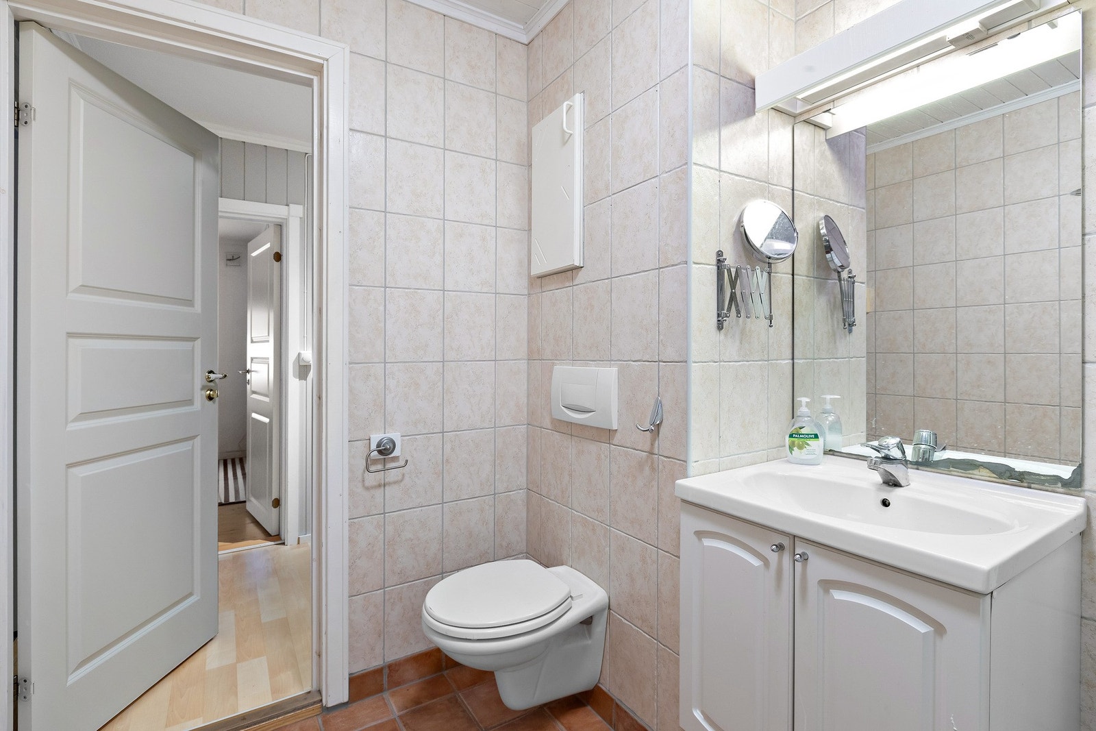 Flislagt bad med varmekabler i gulvet. Badet er på 4,5 kvm. Galleribilde