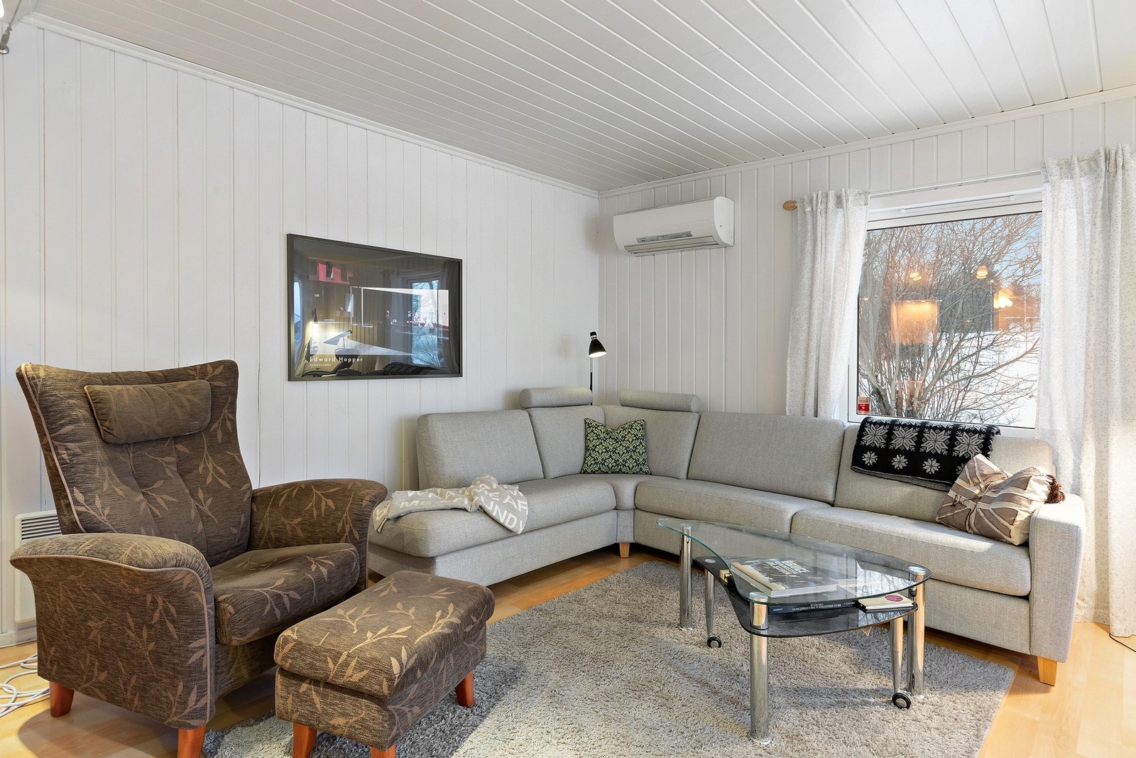 Stuens romslige størrelse åpner opp for flere møbleringsmuligheter. Galleribilde