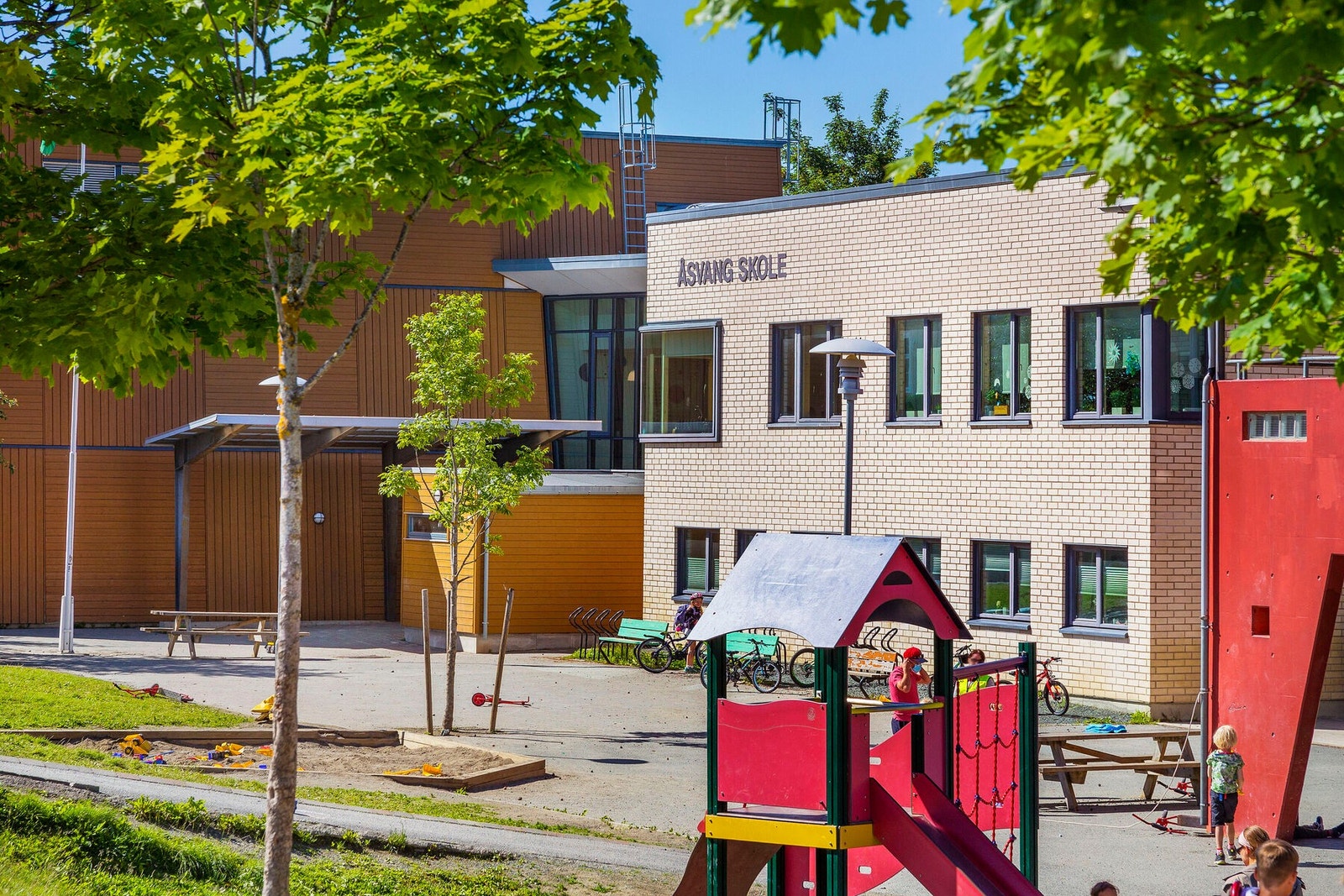 Boligen sokner til Åsvang Skole som ligger kun 1 km. fra boligen. Galleribilde