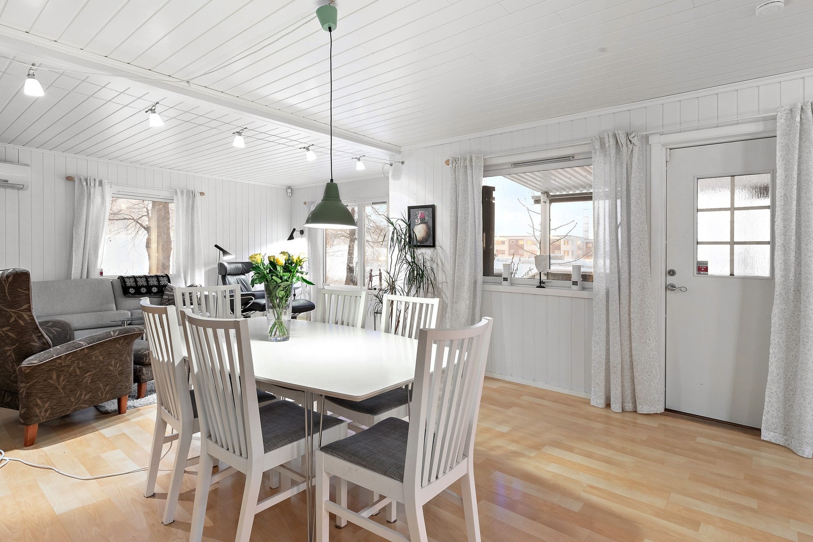 Godt med plass til stor spiseseksjon mellom stuen og kjøkkenet. Galleribilde