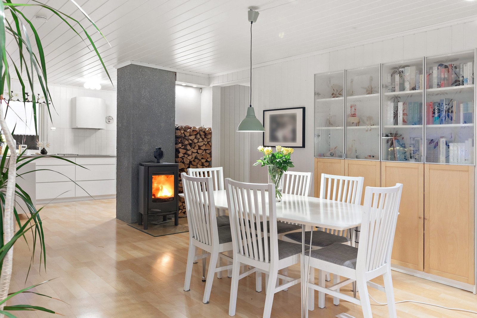 Vedovnen er plassert sentralt i boligen og sørger for rimelig oppvarming og en lun atmosfære. Ovnen er i god stand og gir god effekt - TG1 fra takstmann. Galleribilde