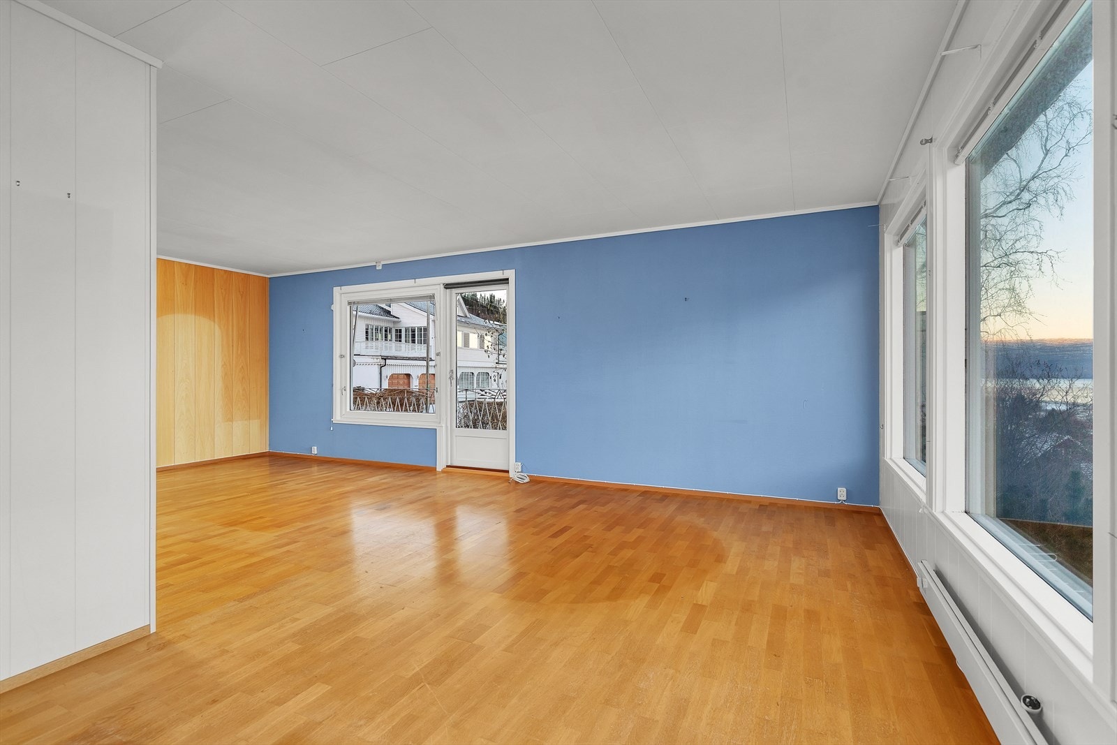 Fra stue er det utgang til balkong Galleribilde