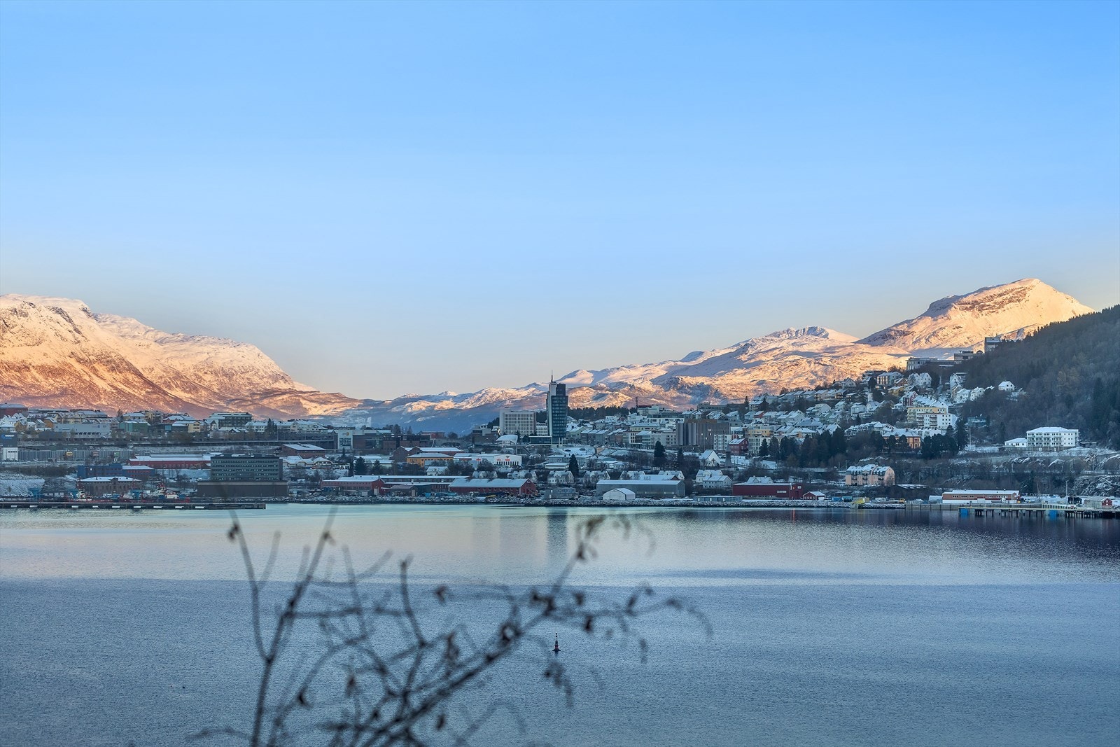 Fra stuen kan du følge skipstrafikken i Narvik havn Galleribilde
