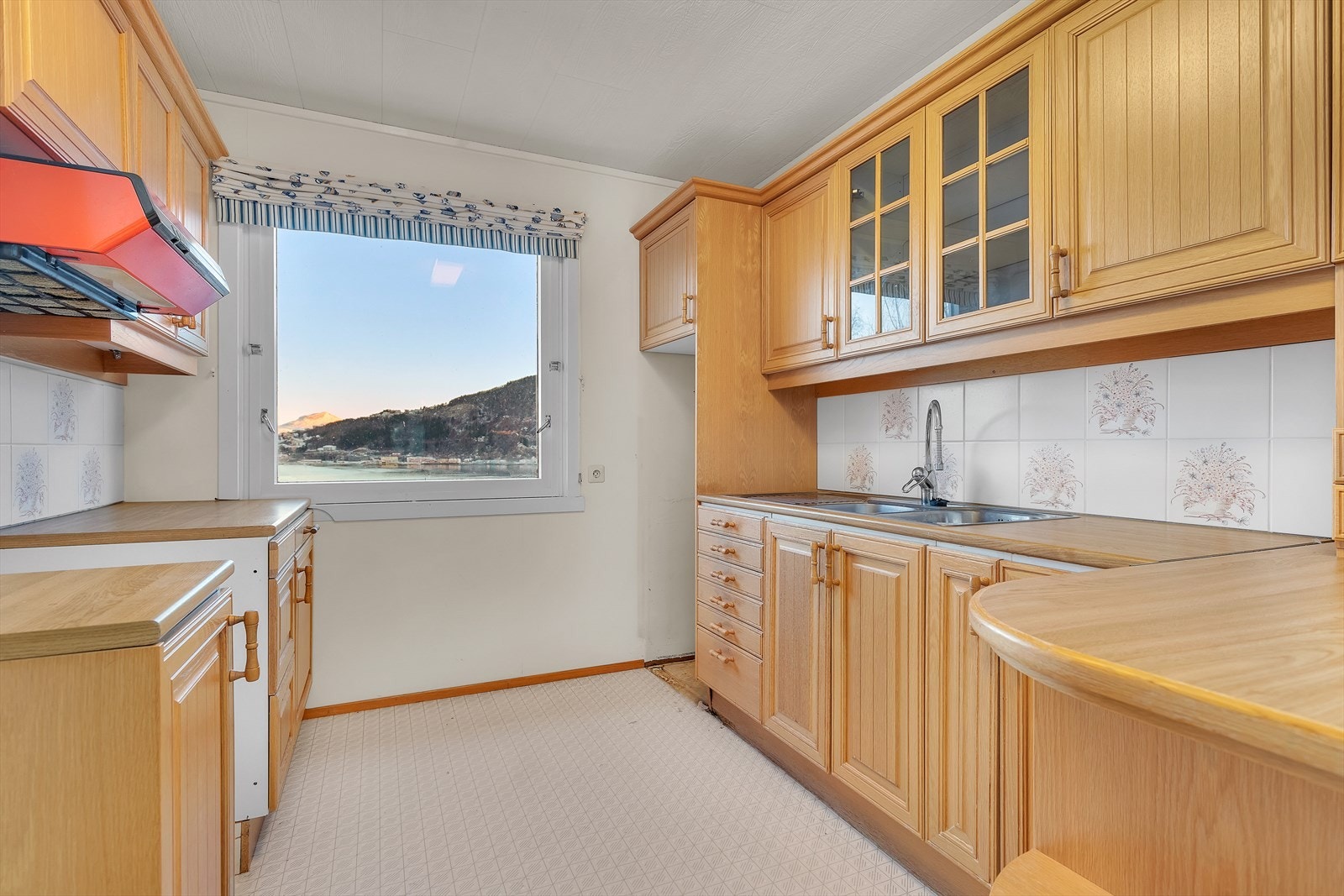 Kjøkkenet har innredning med profilerte fronter Galleribilde