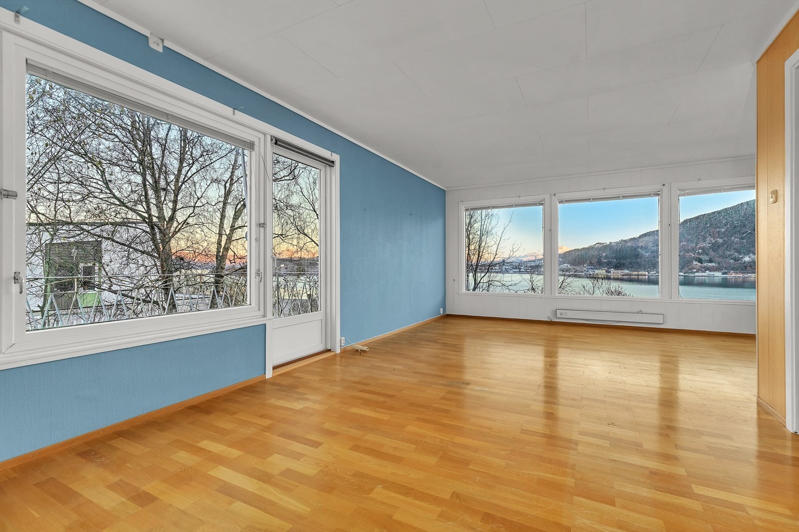 Store vinduer som gir fantastisk utsikt mot Fagernesfjellet og indre havn Galleribilde