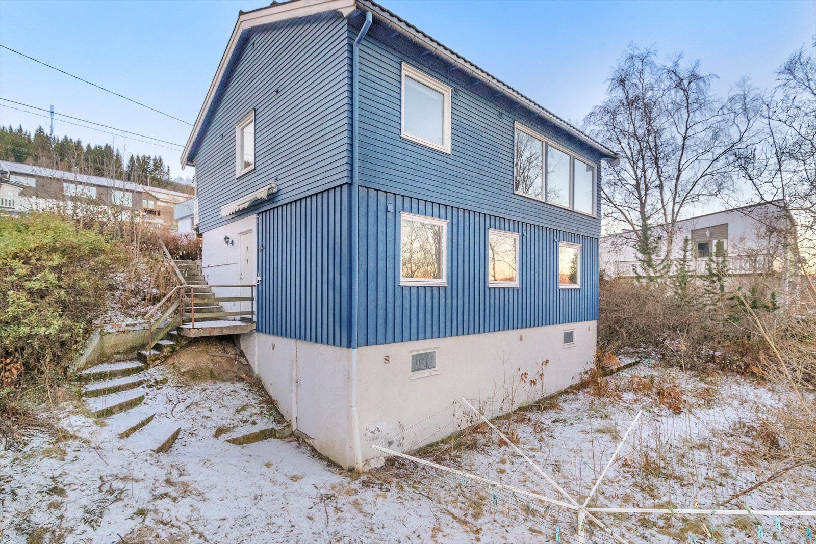 Boligen fordeler seg over 2 plan pluss kjeller Galleribilde