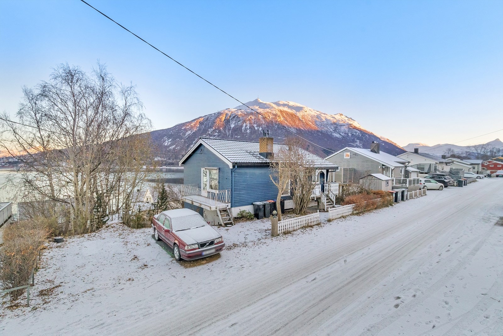 Lett adkomst fra gateplan, parkering på eiendommen Galleribilde