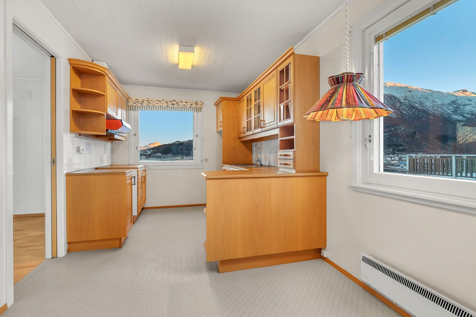 Kjøkkenet har store vindusflater som gir godt lysinnslipp Galleribilde