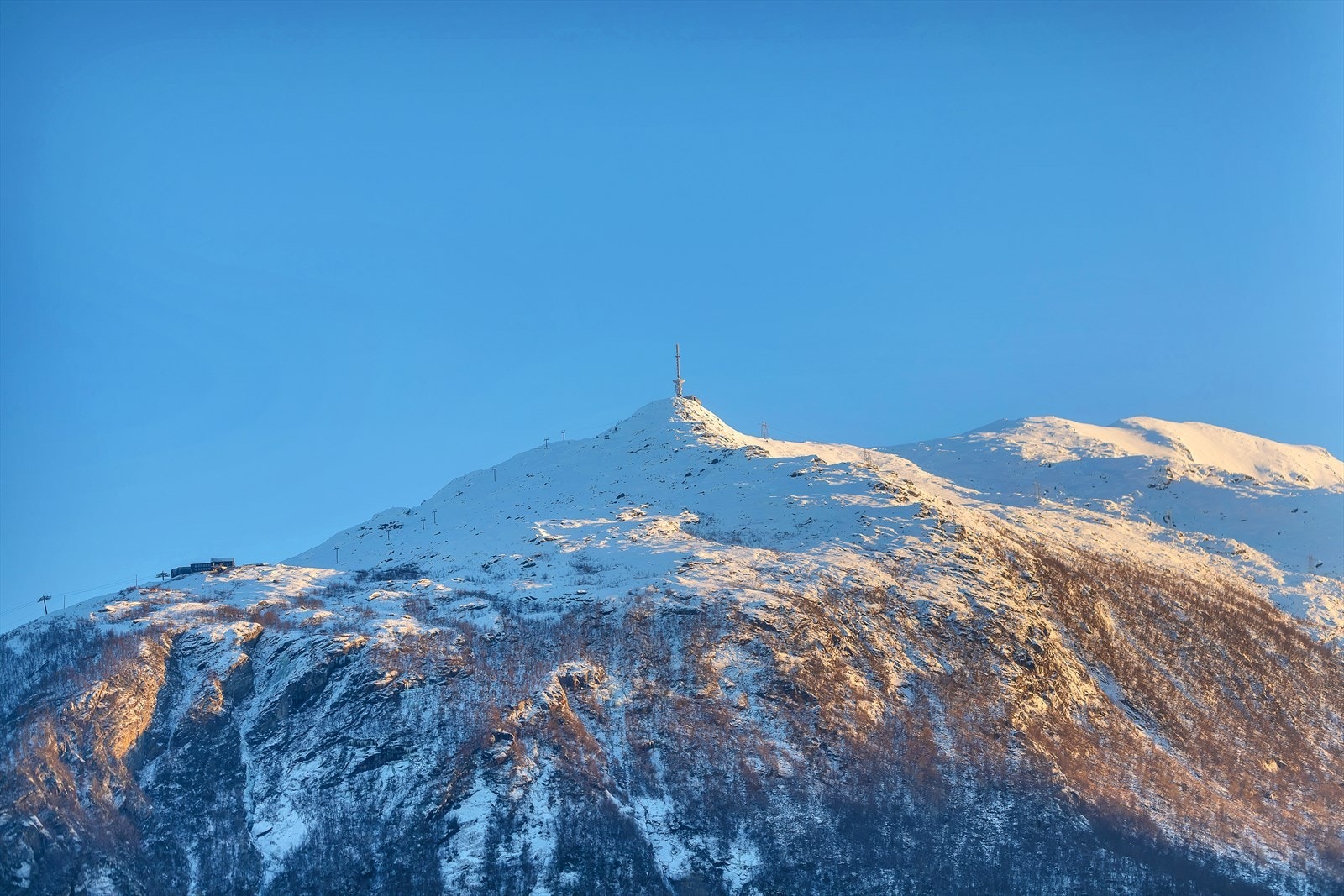 Utsikt mot Fagernesfjellet fra stue Galleribilde