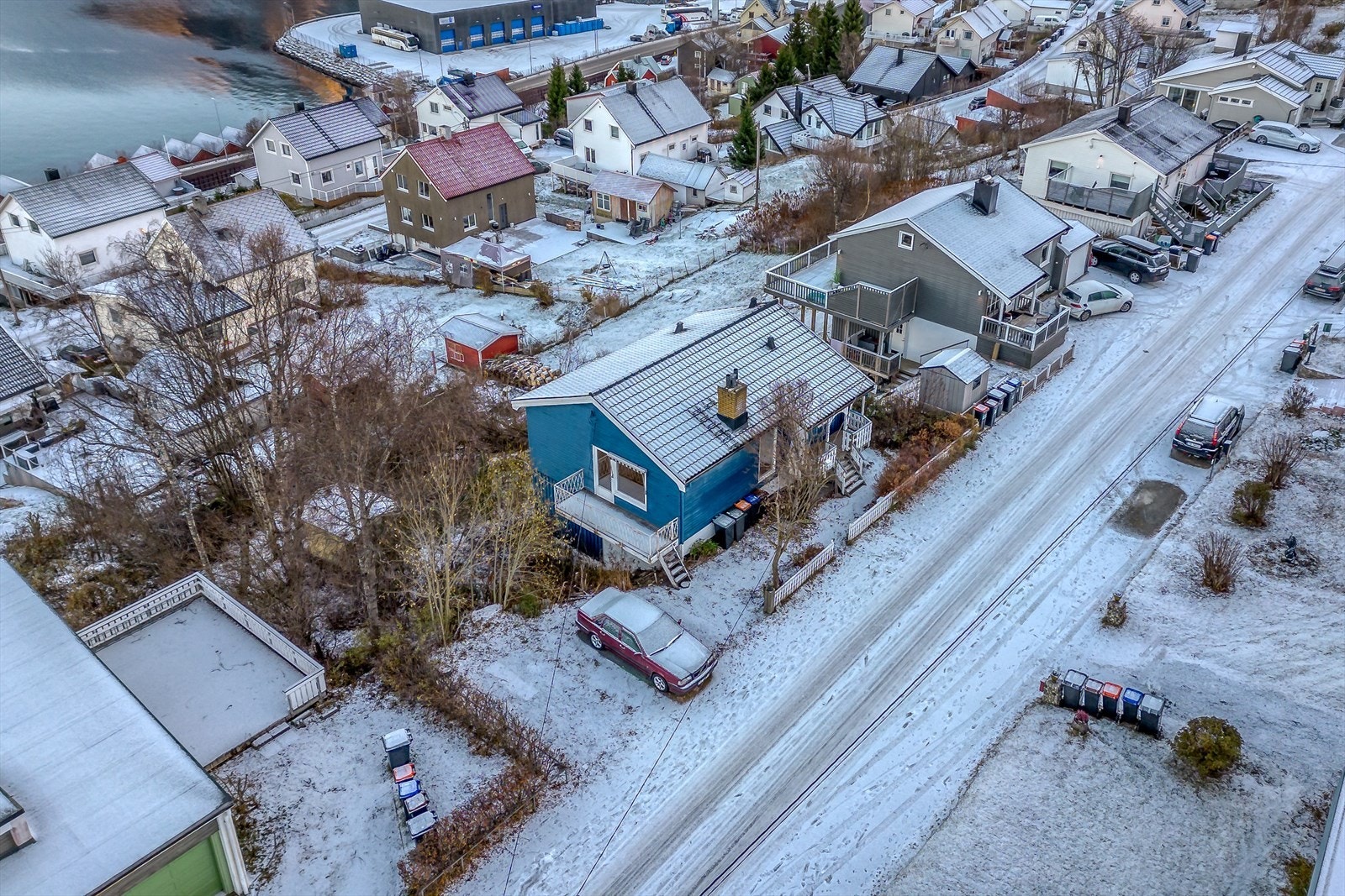 På eiendommen er det gruslagt parkeringsplass Galleribilde