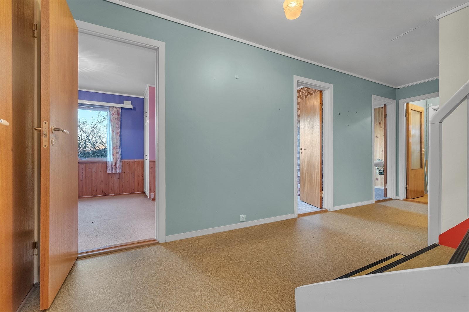 I underetasjen er det 3 soverom, bad, vaskerom og 2 boder Galleribilde