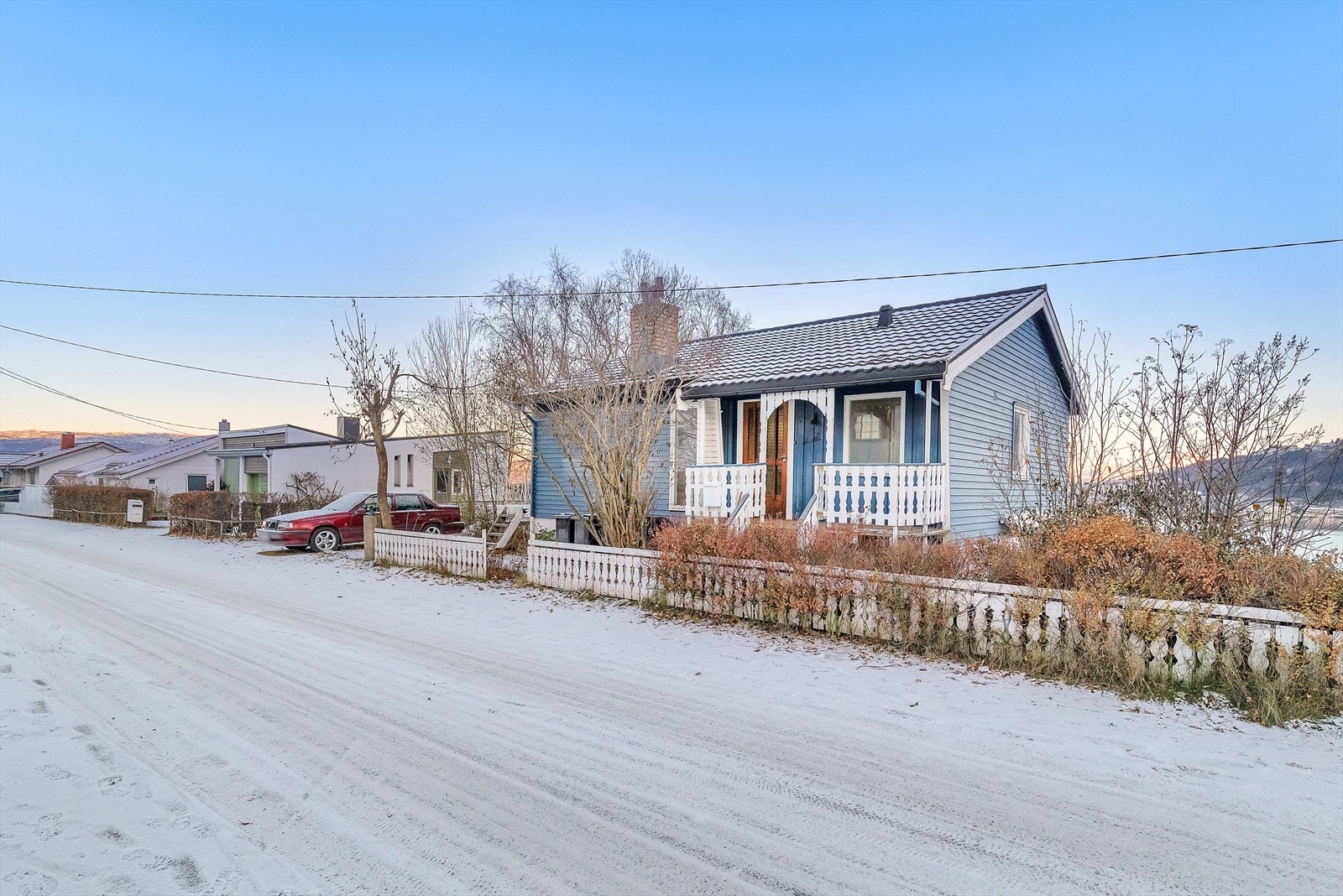 Eiendommen ligger i ei rolig gate uten gjennomkjøring Galleribilde