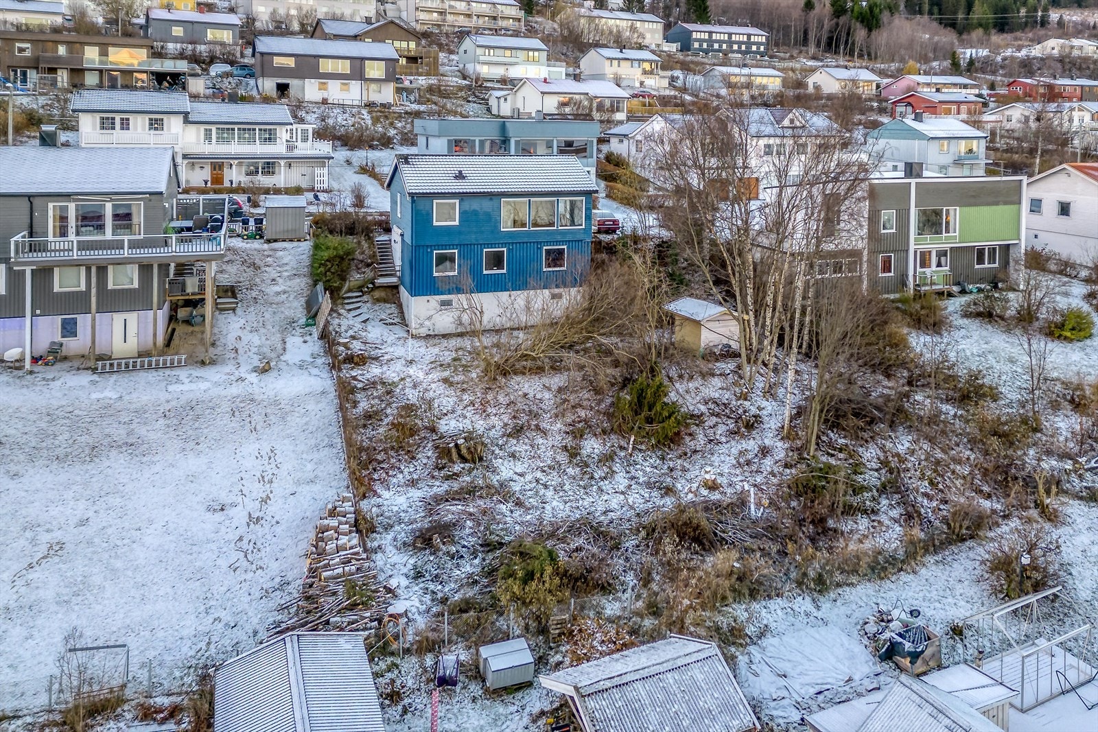 Stor tomt som er noe skrående Galleribilde