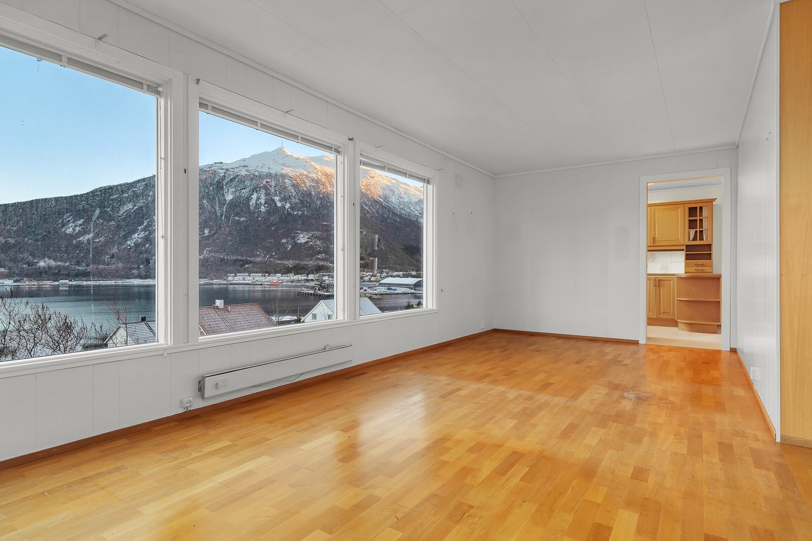 Fra stuen er det også adkomst til kjøkken Galleribilde