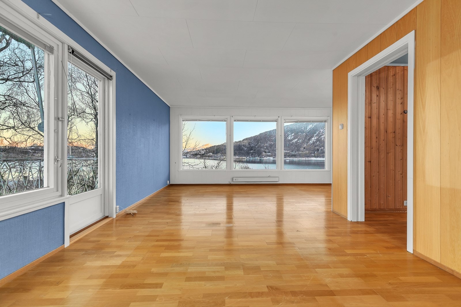 Fra hallen kommer man videre inn i stuen Galleribilde