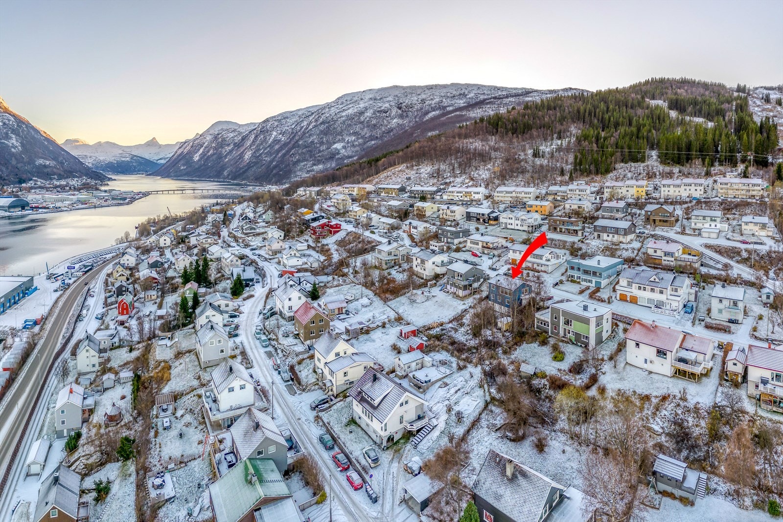 Eiendommen ligger i et godt etablert boligområde med kort vei til barnehage, barneskole, dagligvarebutikker, idrettsanlegg, lysløype og alpinbakke Galleribilde