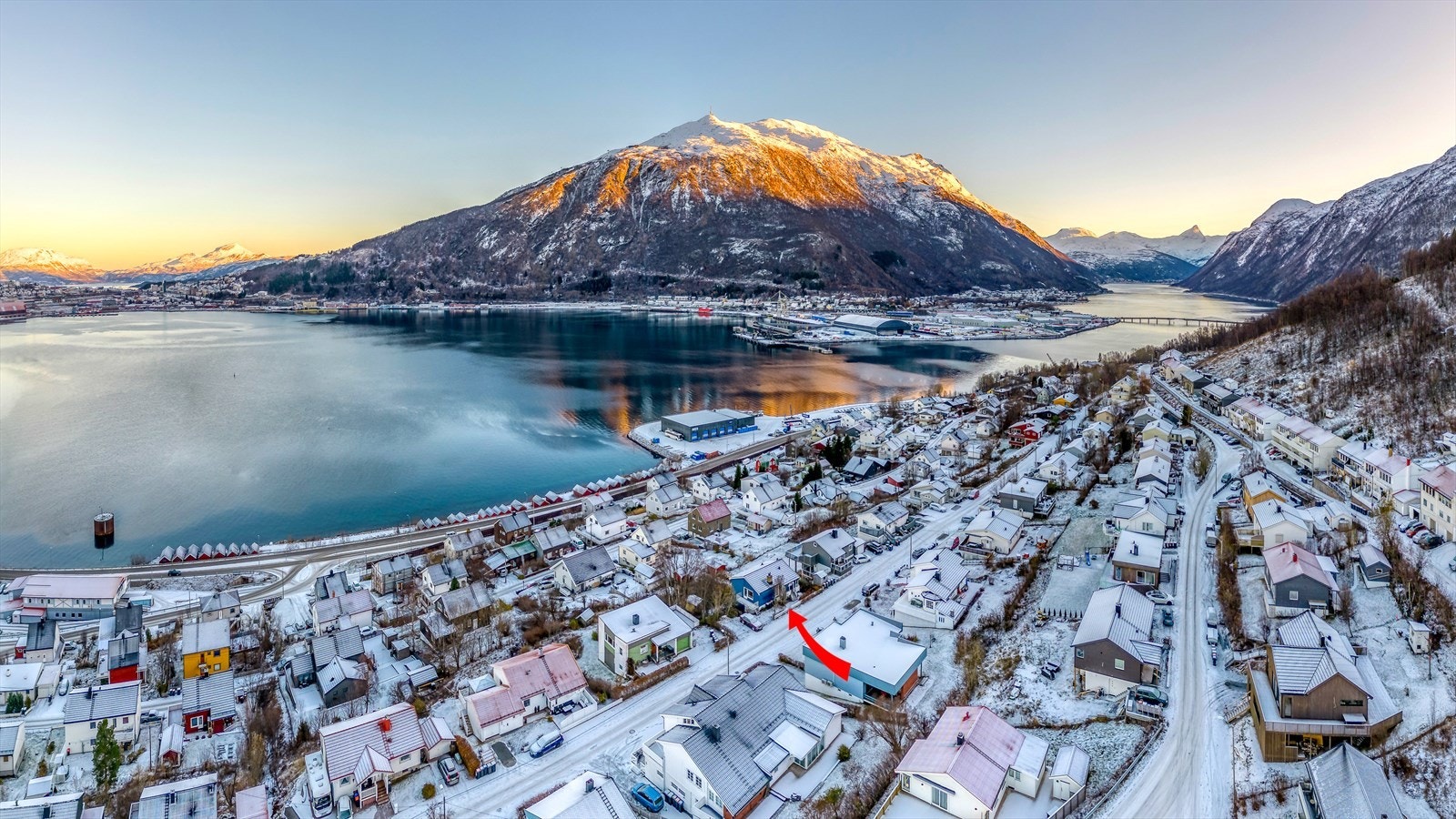 Boligen ligger i en blindvei uten gjennomgangstrafikk Galleribilde