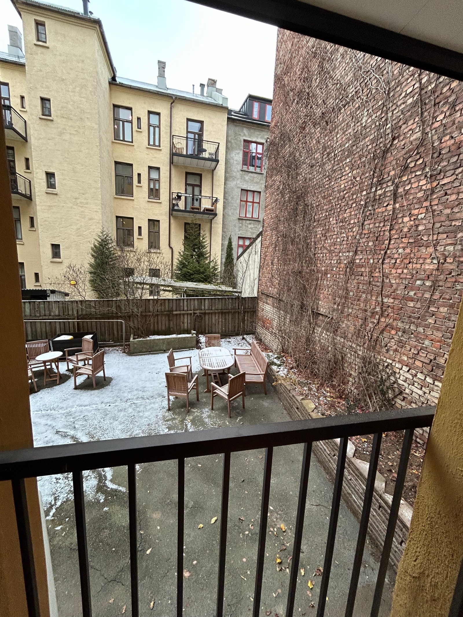 Leiligheten har fransk balkong mot stille og koselig bakgård. Galleribilde