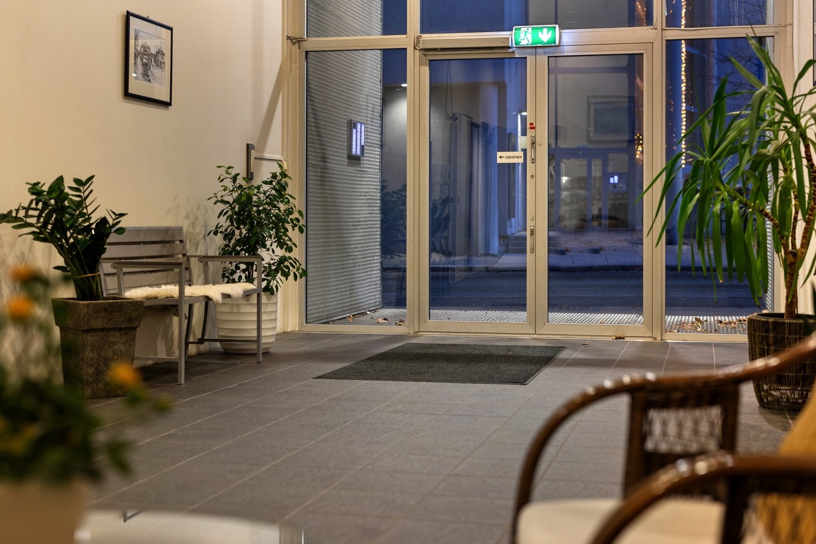 Hyggelig inngangsparti med store vindusflater og heisadkomst Galleribilde