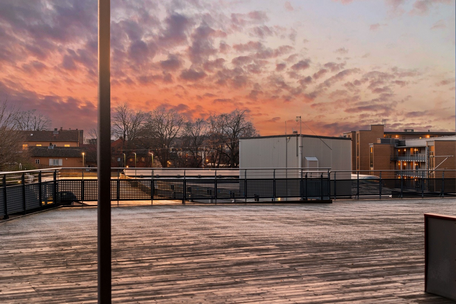 Fra leiligheten er det direkte adgang til felles takterrasse for sameiet med fantastiske solforhold og vakre solnedganger Galleribilde