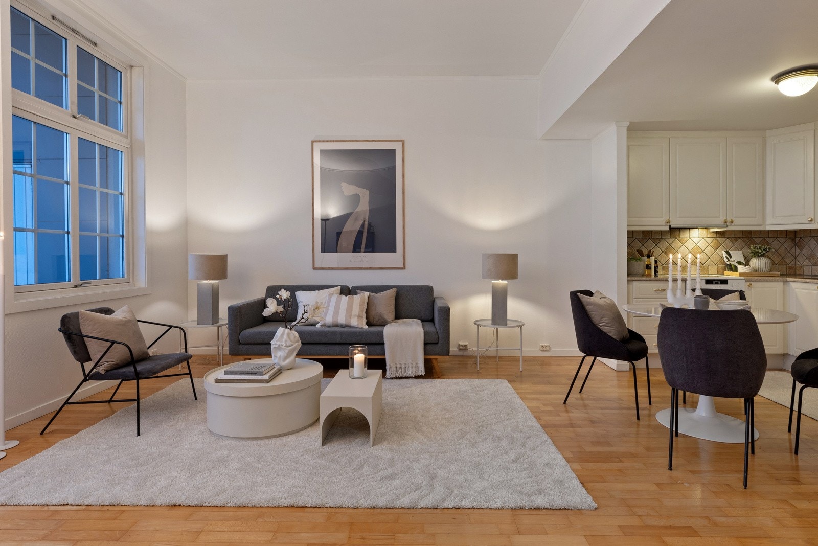 Leiligheten har åpen stue/kjøkkenløsning med god plass til sofa, tilhørende TV-møblement og spisestue i tilknytning til kjøkken Galleribilde