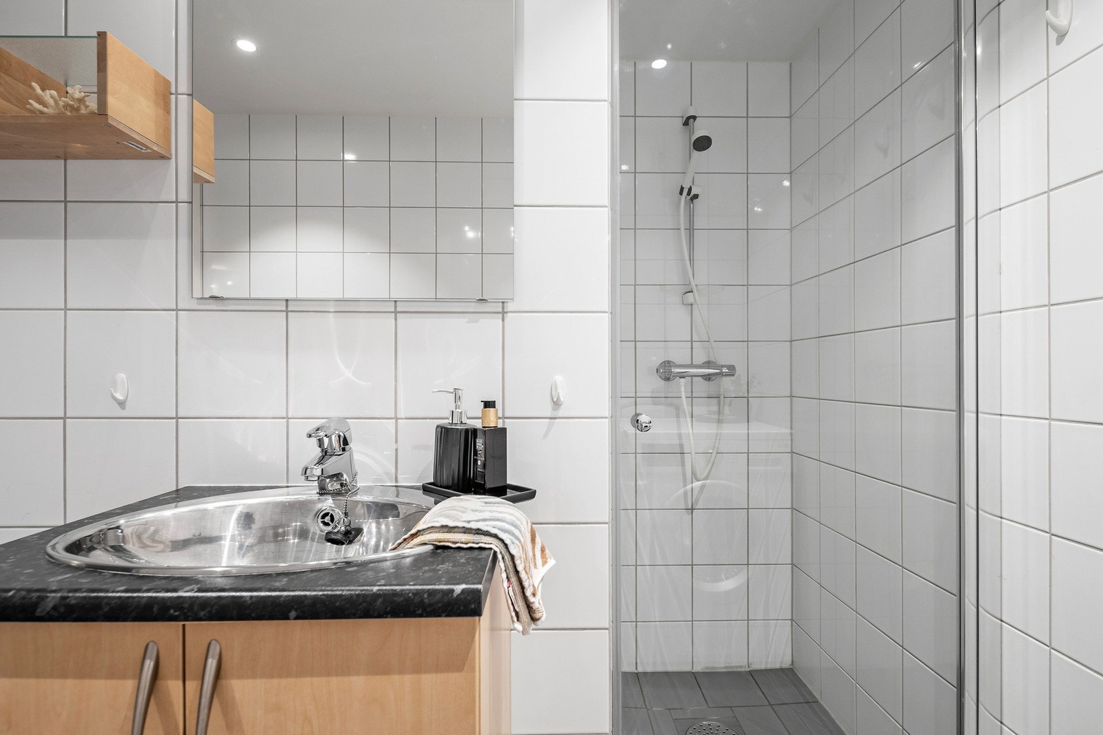 Badet har en flott løsning med dusjnisje. Varmekabler i gulv. Galleribilde