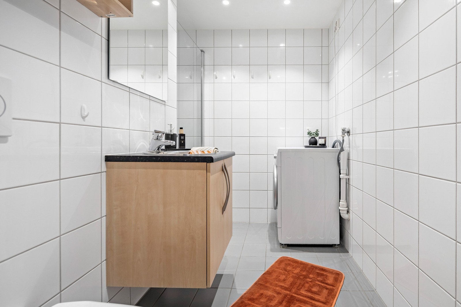 Badet er på 4,5 kvm og har vegghengt wc, servant i skap, opplegg for vaskemaskin og dusj. Galleribilde