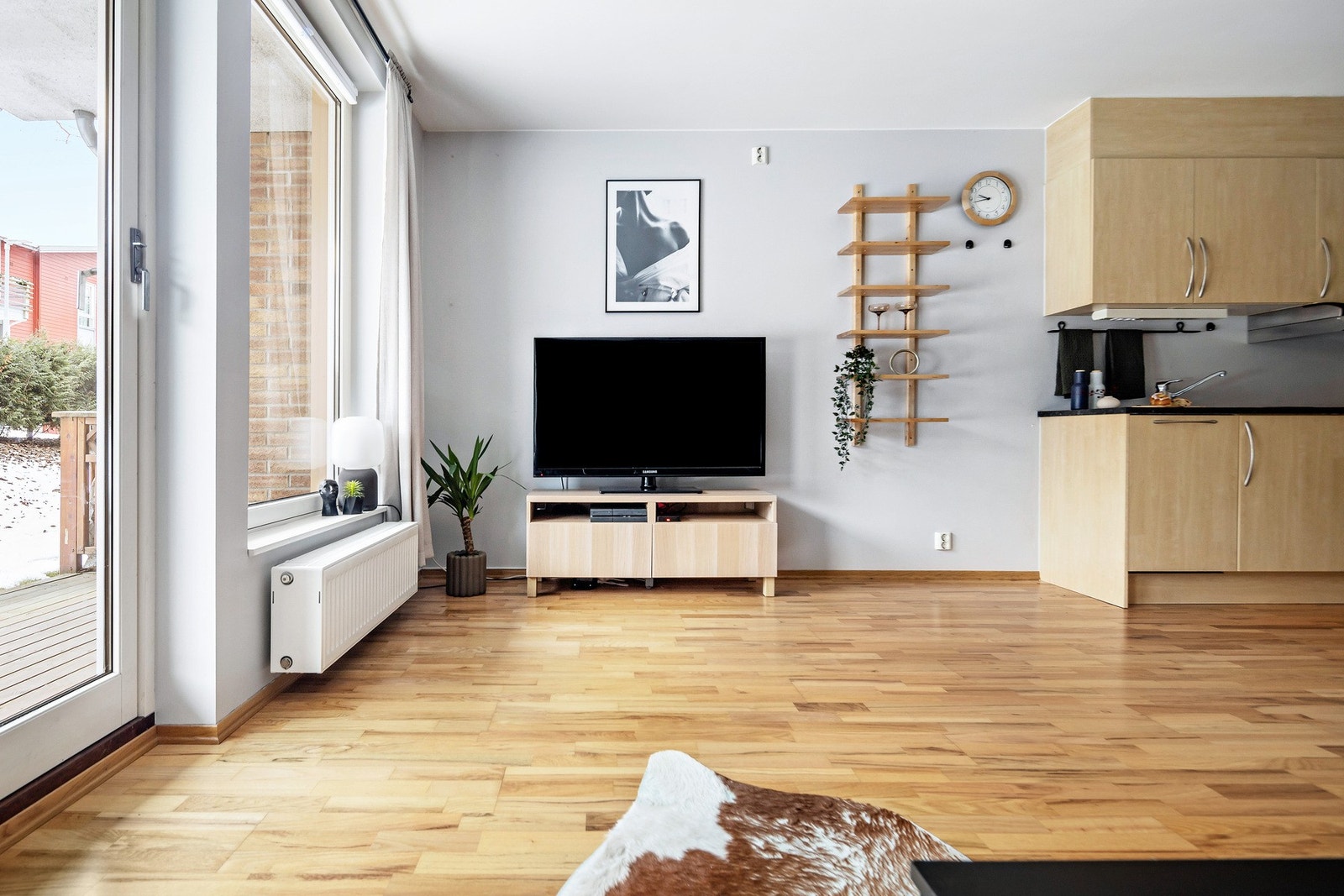 Stue og kjøkken er på 21,5 kvm og har en flott løsning hvor det er god plass til sofagruppe. Galleribilde